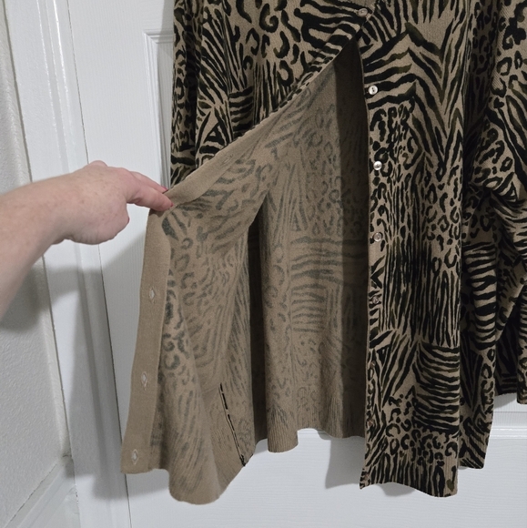 Maggie Barnes Animal Print Sweater Cardigan Women's Sz 1X Brown Black Button-Up - Picture 3 of 7